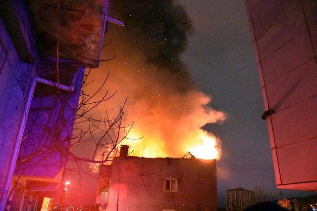 5 katlı binanın en üst katı alev alev yandı