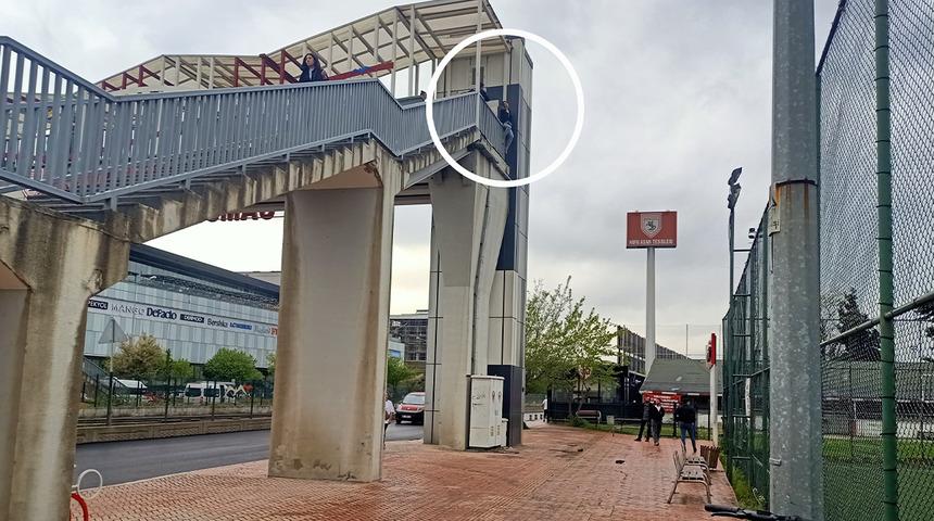 Samsun'da yürekleri ağza getiren anlar! Üst geçide çıkıp intihar etmeye kalktı, polisler ikna etti