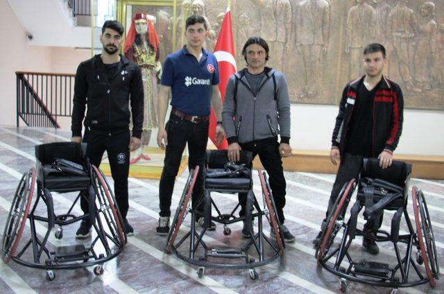 Aydın Valiliği engelli sporcuların tekerlekli sandalye ihtiyacını giderdi