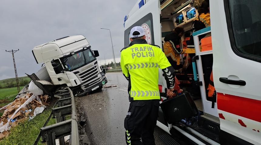 Çorum’da bariyere çarpan tırın sürücüsü yaralandı