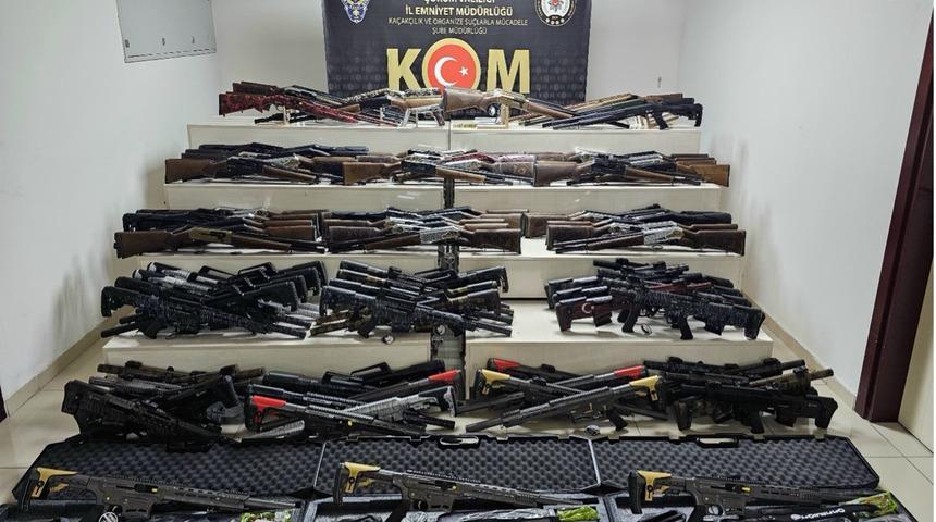 Kontrol noktasında durdurulan araçta 118 ruhsatsız av tüfeği bulundu