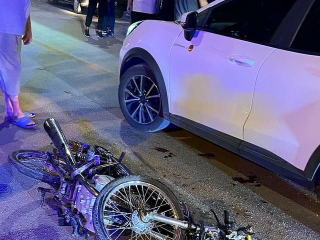 Otomobille çarpışan motosiklet hurdaya döndü: 1’i ağır 2 yaralı