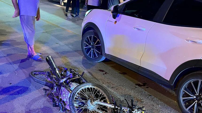 Hatay'da korkutan kaza! Otomobille çarpışan motosiklet hurdaya döndü: 1’i ağır 2 yaralı