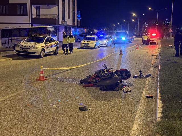 Erzincan'da refüje çarpan motosikletin sürücüsü öldü
