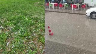 Karabük'te ceviz büyüklüğünde dolu yağdı! Araçların yüzeylerinde hasar meydana geldi