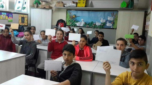 Amasyalı öğrencilerden Afrin’deki Mehmetçiğe moral mektubu