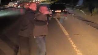 İETT otobüsünün önünü kesip şoförü tehdit ettiler: O anlar kamerada