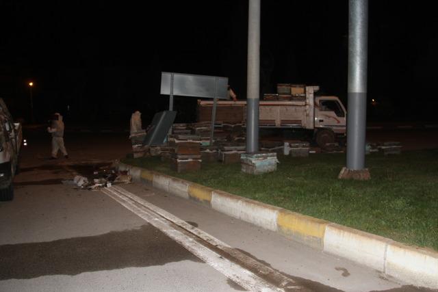Konya'da arı kovanı yüklü kamyonet devrildi