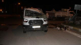 Konya'da arı kovanı yüklü kamyonet devrildi