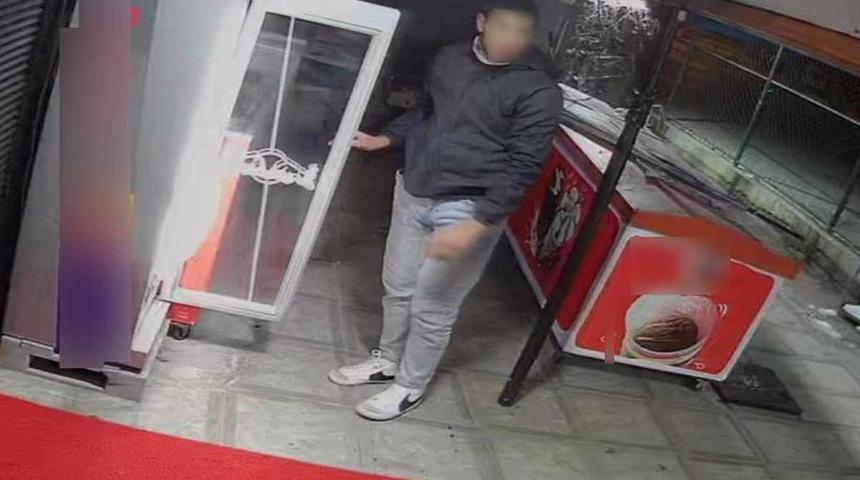 Eskişehir'de enerji içeceği hırsızlığı kameraya yansıdı