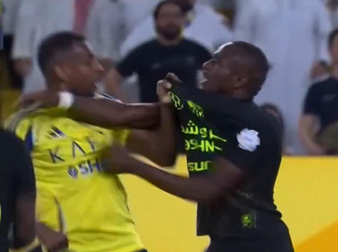 Şampiyonluğu ilgilendiren maç mahalle kavgasına döndü! Cristiano Ronaldo şaşkına döndü... 2