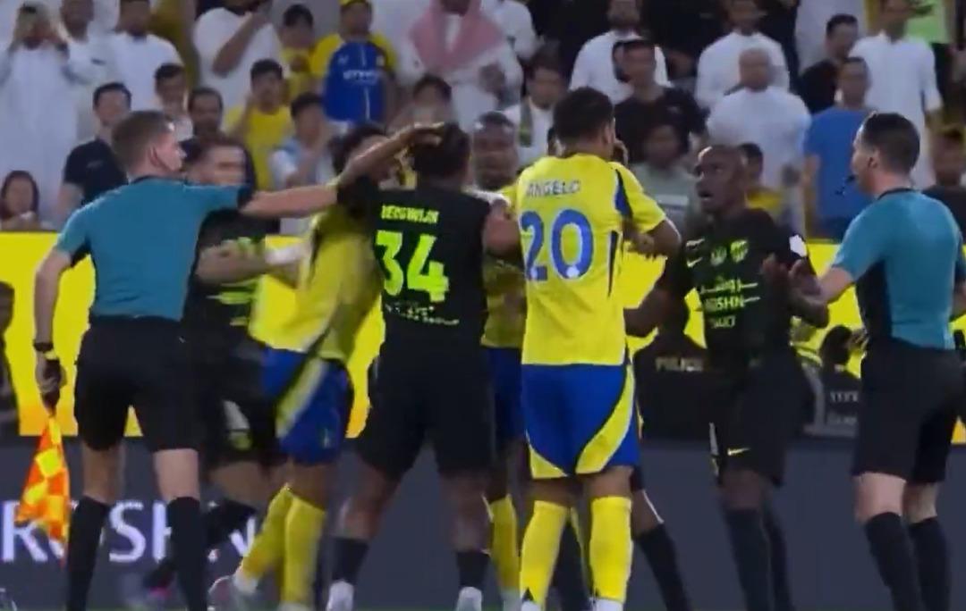 Şampiyonluğu ilgilendiren maç mahalle kavgasına döndü! Cristiano Ronaldo şaşkına döndü... 3