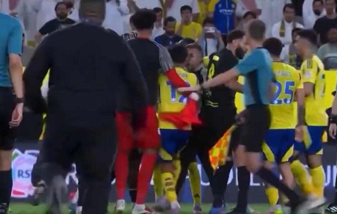 Şampiyonluğu ilgilendiren maç mahalle kavgasına döndü! Cristiano Ronaldo şaşkına döndü... 4