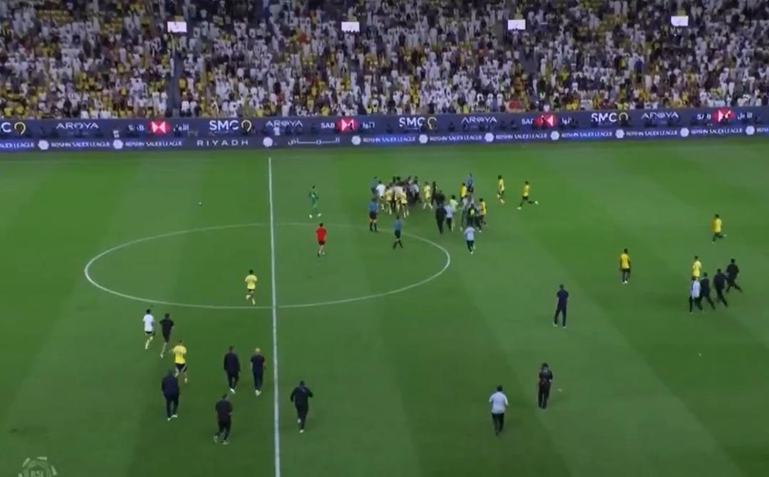 Şampiyonluğu ilgilendiren maç mahalle kavgasına döndü! Cristiano Ronaldo şaşkına döndü... 5