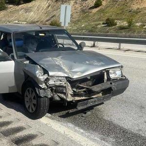 D100'de otomobil kamyona çarptı: 2 yaralı