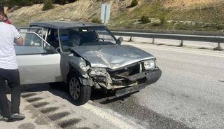 D100'de otomobil kamyona çarptı: 2 yaralı
