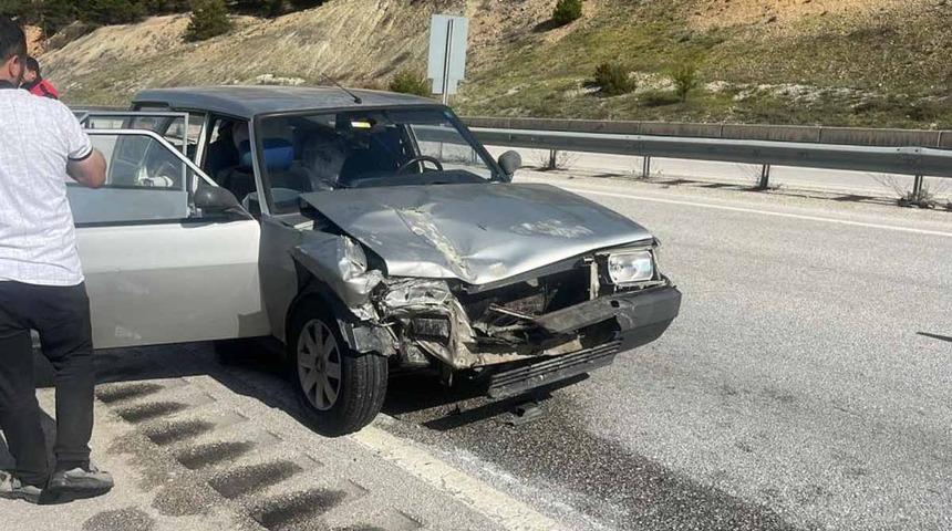 D100'de otomobil kamyona çarptı: 2 yaralı