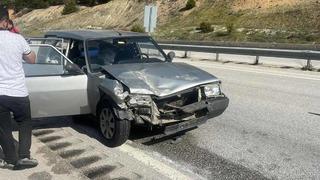 D100'de otomobil kamyona çarptı: 2 yaralı