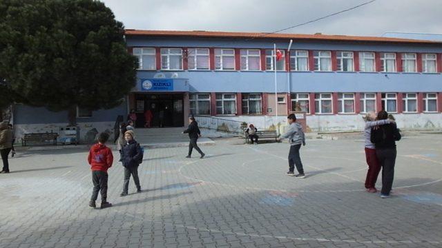 Okul yanına baz istasyonu kurulmasına velilerden tepki