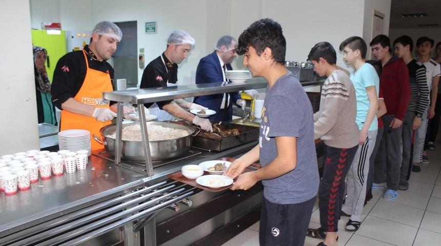 Kaymakam Karataş, &ouml;ğrencilere yemek dağıttı