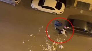 Adeta çıldırdı! Çöpleri yola döküp geçen araçlara saldırdı