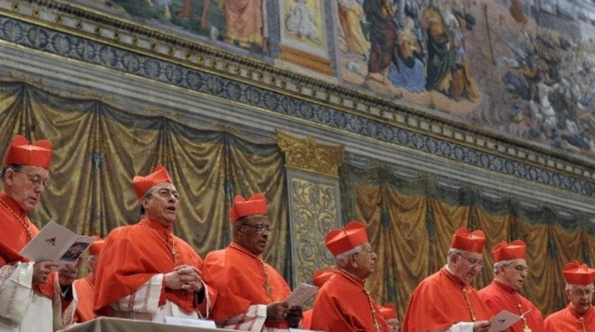 Dünyanın gözü onlardaydı! Vatikan’da ikinci gün bacadan çıkan dumanın rengi belli oldu! 