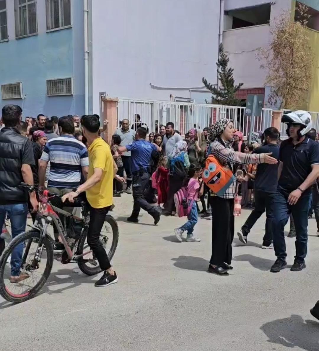 OKULUN-BAHCESINDE-SILAHLI-SALDIRIYA-UGRA_701531_207684