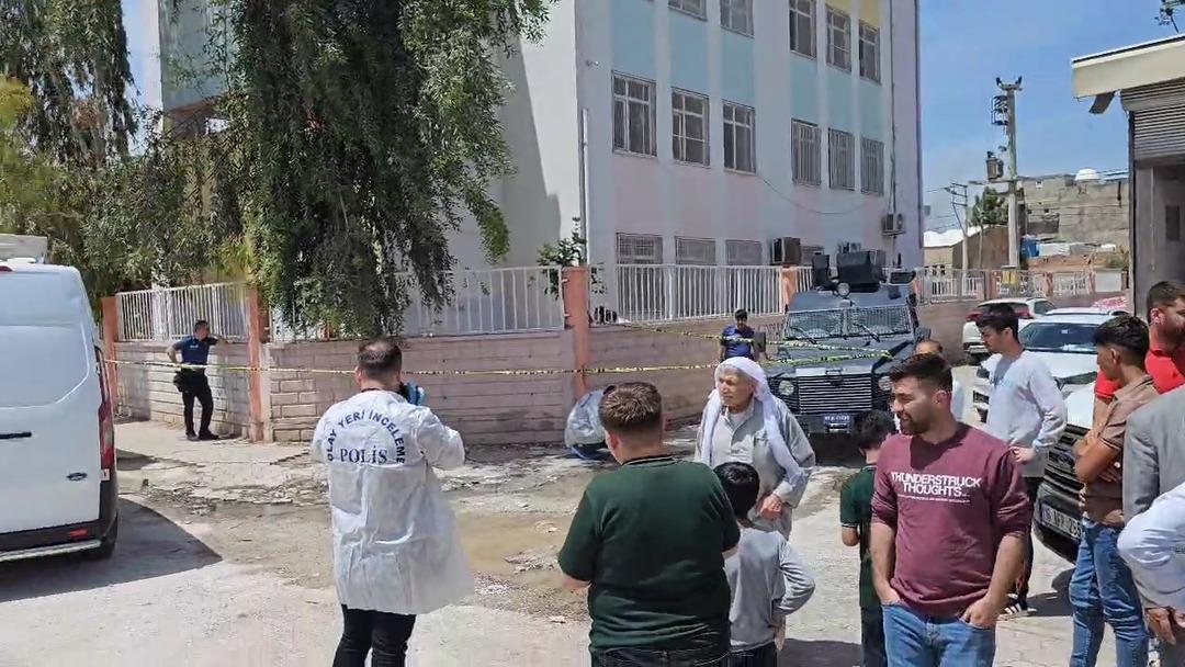 OKULUN-BAHCESINDE-SILAHLI-SALDIRIYA-UGRA_701521_207684