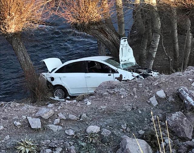 Sivas'ta otomobil dereye uçtu: 3 ölü