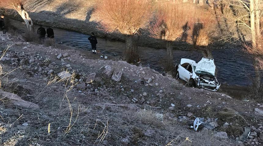 Sivas'ta otomobil dereye u&ccedil;tu: 3 &ouml;l&uuml;