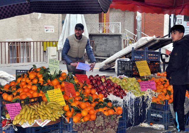 Pazarcı, etiketlere fiyat yerine şiir ve güzel sözler yazıyor