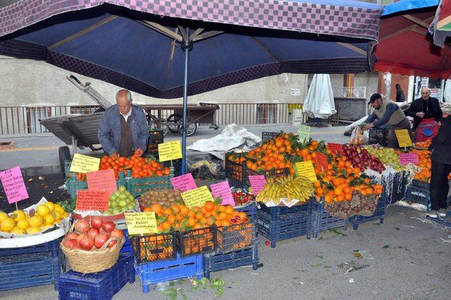 Pazarcı, etiketlere fiyat yerine şiir ve güzel sözler yazıyor