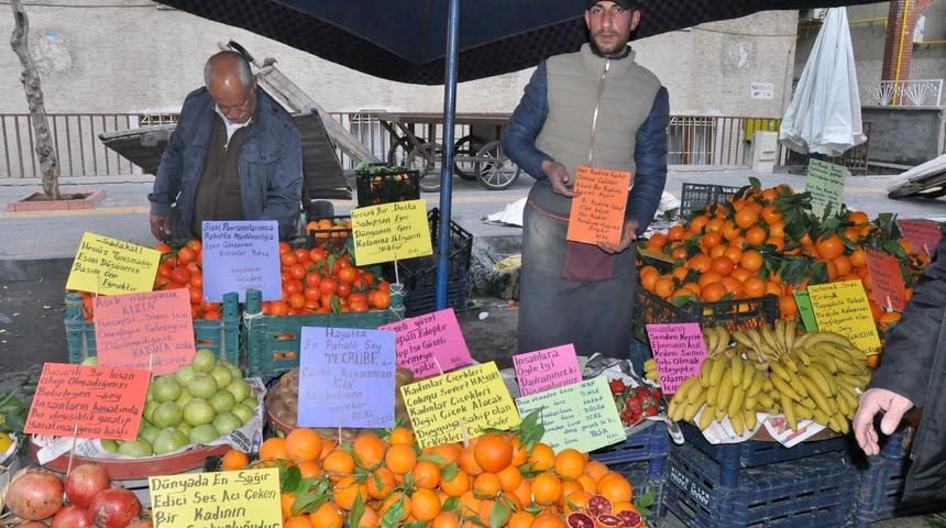 Pazarcı, etiketlere fiyat yerine şiir ve g&uuml;zel s&ouml;zler yazıyor