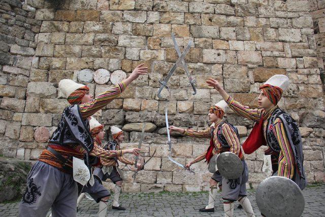 'Kılıç-Kalkan' halk oyunu gençlerle hayat buluyor