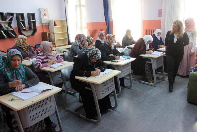 Karaman'da kadınlar okuma-yazma öğrenmenin mutluluğunu yaşıyor
