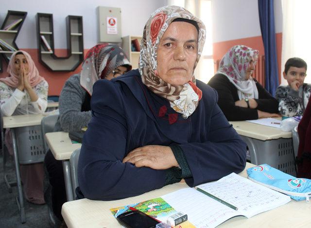 Karaman'da kadınlar okuma-yazma öğrenmenin mutluluğunu yaşıyor