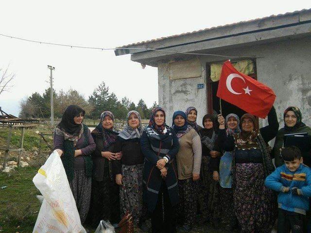 Köylü kadınlar yaptıkları ekmekleri satıp parasını Mehmetçik Vakfı’na bağışladı