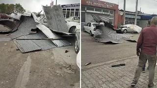 Kars'ta kuvvetli rüzgar nedeniyle 2 iş yerinin çatısı uçtu!
