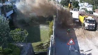 Bodrum'da içme suyu isale hattı patladı! 9 evi su bastı, 2 araçta hasar oluştu