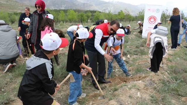 Öğrenciler fidanları toprakla buluşturdu