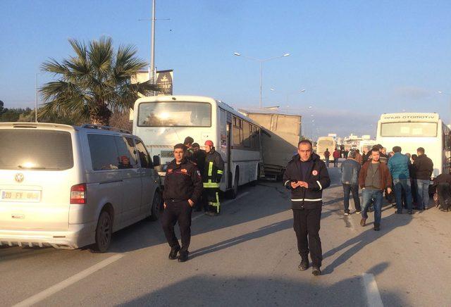 TIR'dan ayrılan dorse zincirleme kazaya yol açtı: 16 yaralı