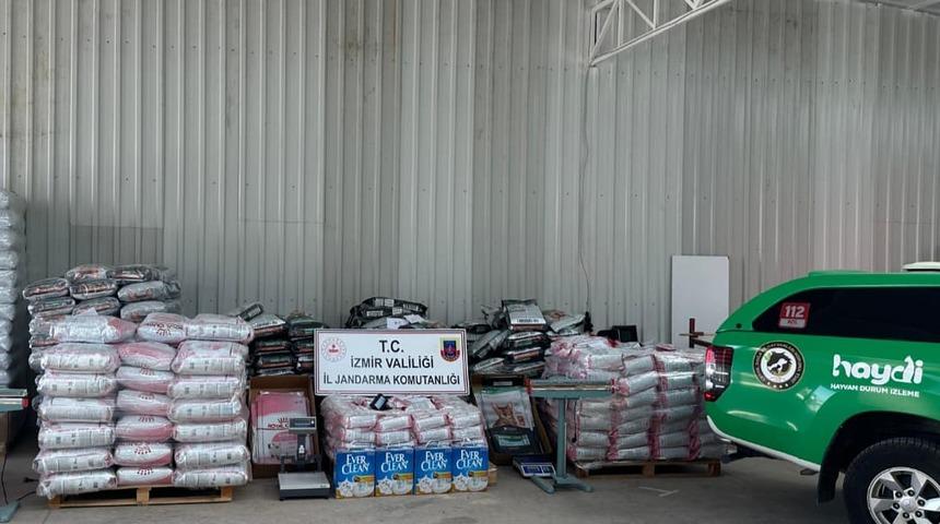 İzmir'de 14 ton sahte kedi, köpek maması ele geçirildi