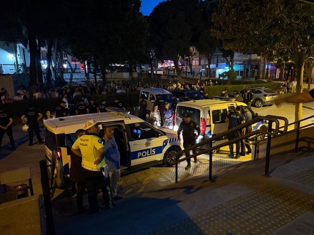İzmir'de CHP Kemalpaşa Gençlik Kolları Başkanı ve 3 kişi, 