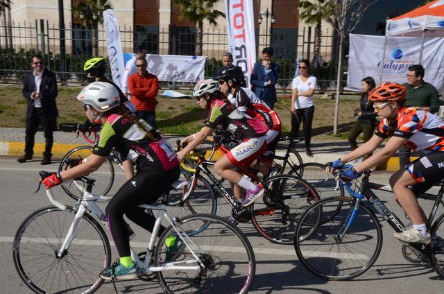 İşitme engelli bisikletliler Serik'te yarışıyor