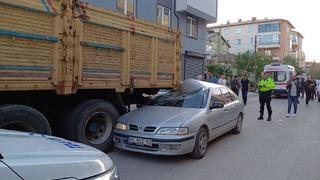 Otomobil park halindeki kamyonun altına girdi