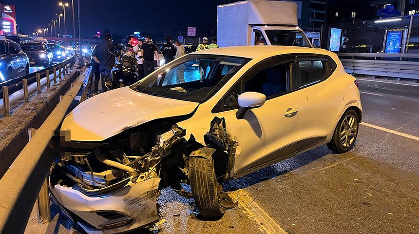 Küçükçekmece E-5’te zincirleme kazaya sebep oldu! Alkollü sürücüyü vatandaşlar yakalayınca olanlar oldu