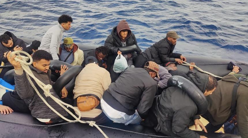 İzmir açıklarında 24 düzensiz göçmen kurtarıldı