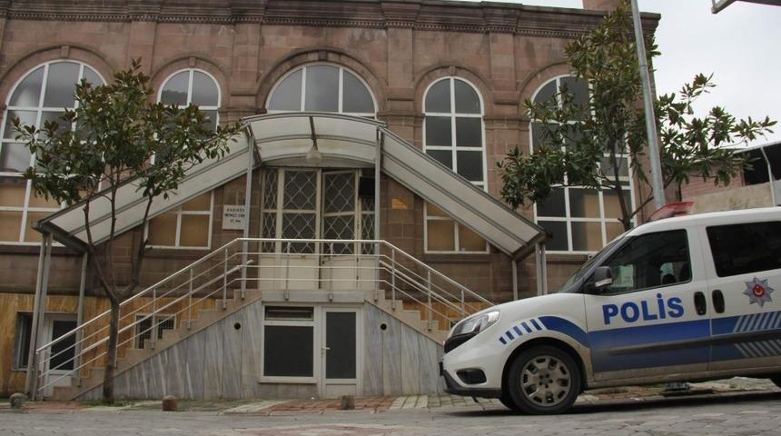 Camiden imamın bisikletini &ccedil;alarken su&ccedil;&uuml;st&uuml; yakalandı