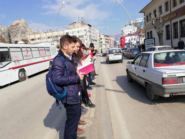 Üniversiteliler, teşvik için kavşak ve refüjlerde kitap okudu