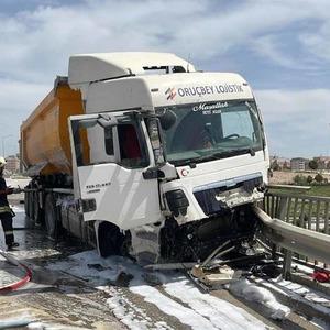 Bariyerleri aşarak ilerleyen kamyon üst geçitten uçmaya ramak kala durdu
